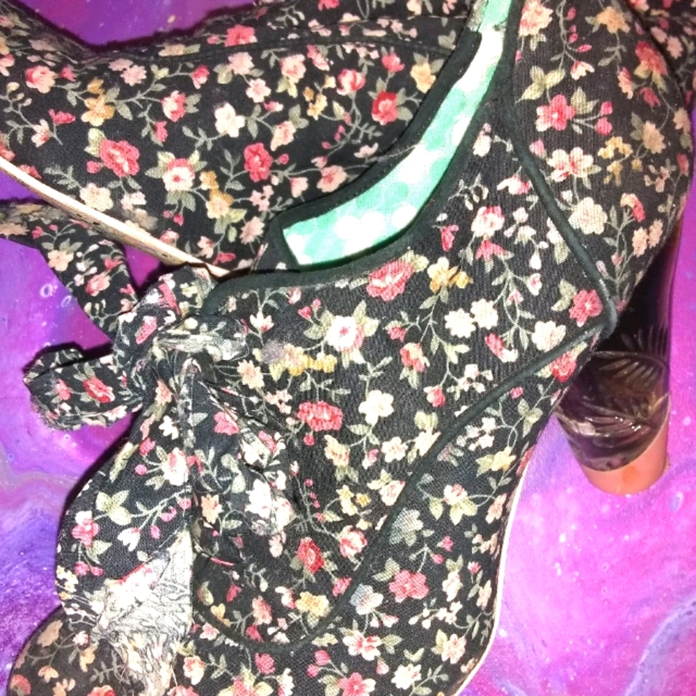 RETRO FLORAL EXPLOSION 50'S VIBE HEELS!